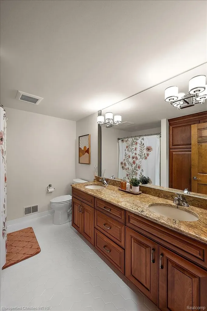 1071 Woodbridge Lane Oakland Charter Township MI 48306