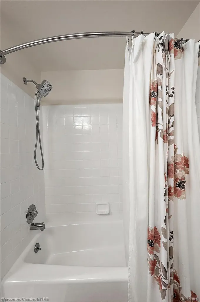 1071 Woodbridge Lane Oakland Charter Township MI 48306