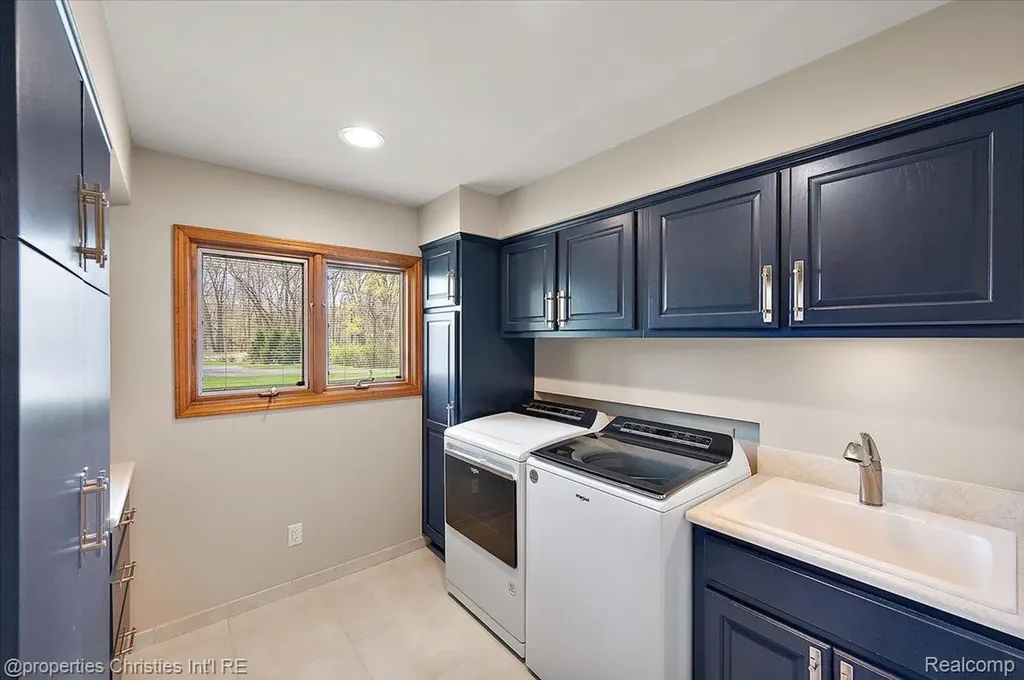 1071 Woodbridge Lane Oakland Charter Township MI 48306