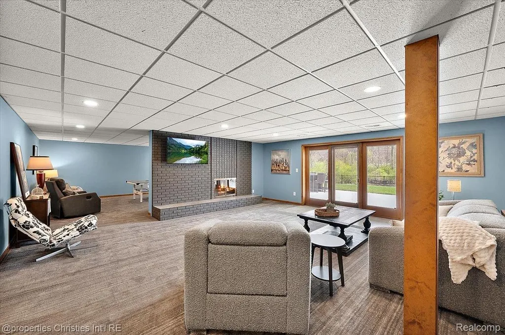 1071 Woodbridge Lane Oakland Charter Township MI 48306