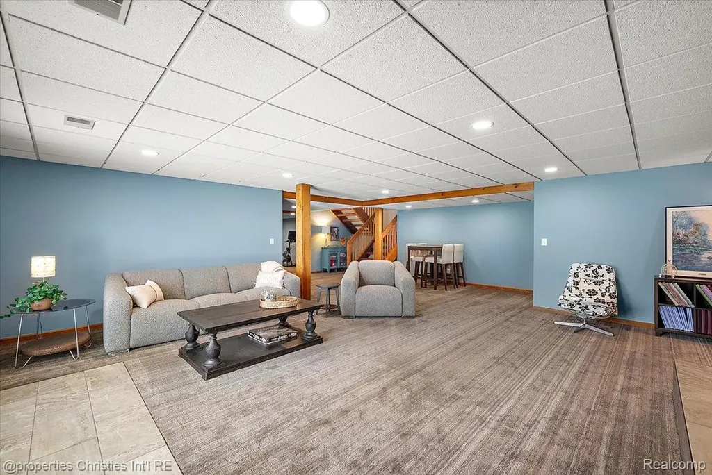1071 Woodbridge Lane Oakland Charter Township MI 48306