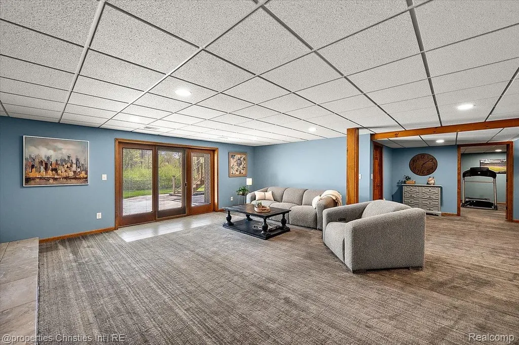 1071 Woodbridge Lane Oakland Charter Township MI 48306