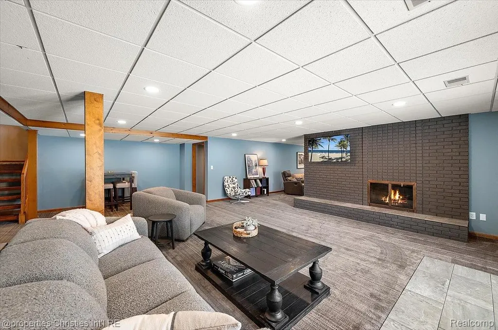 1071 Woodbridge Lane Oakland Charter Township MI 48306