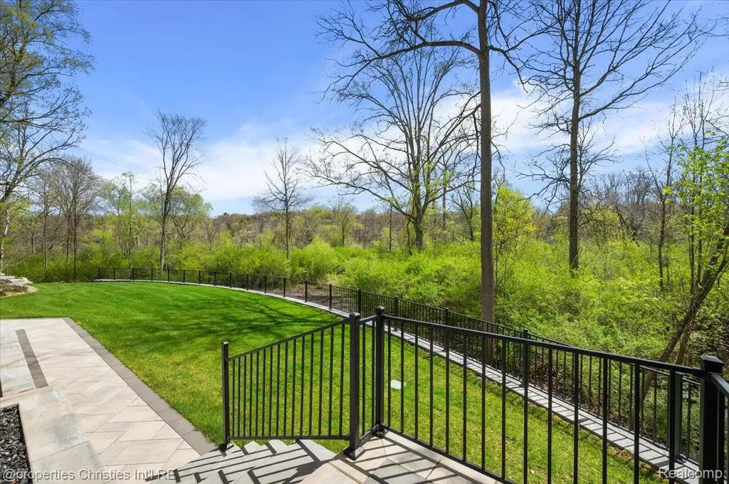 1071 Woodbridge Lane Oakland Charter Township MI 48306