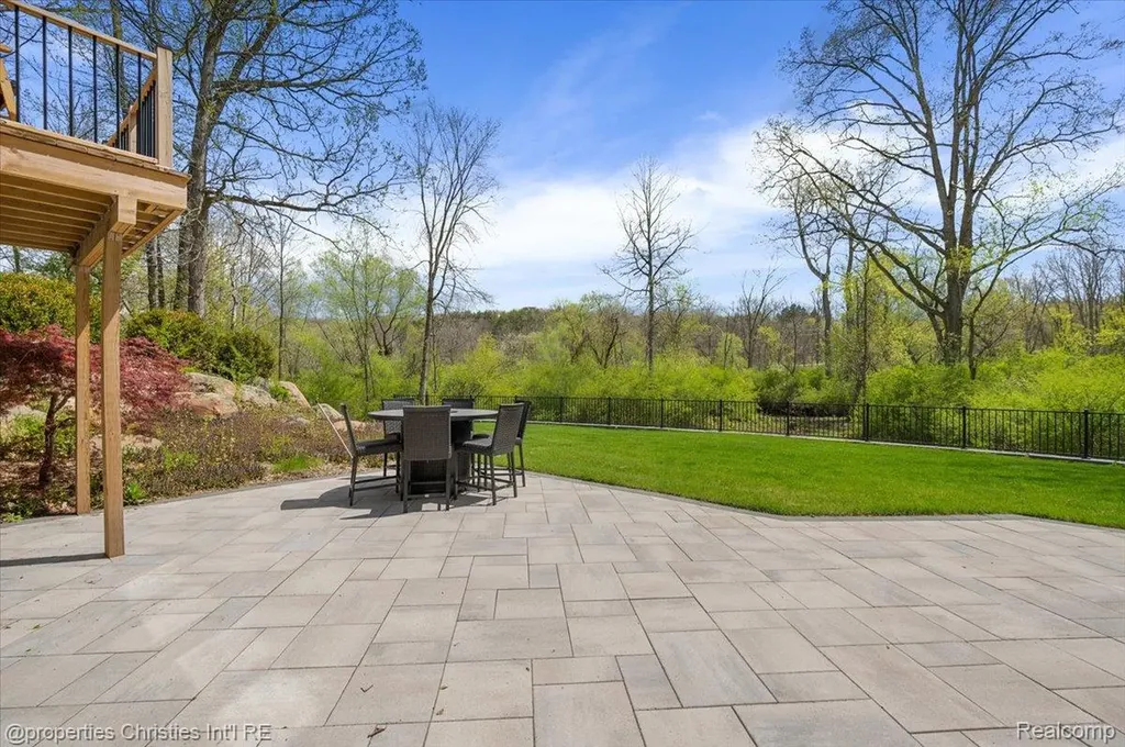 1071 Woodbridge Lane Oakland Charter Township MI 48306