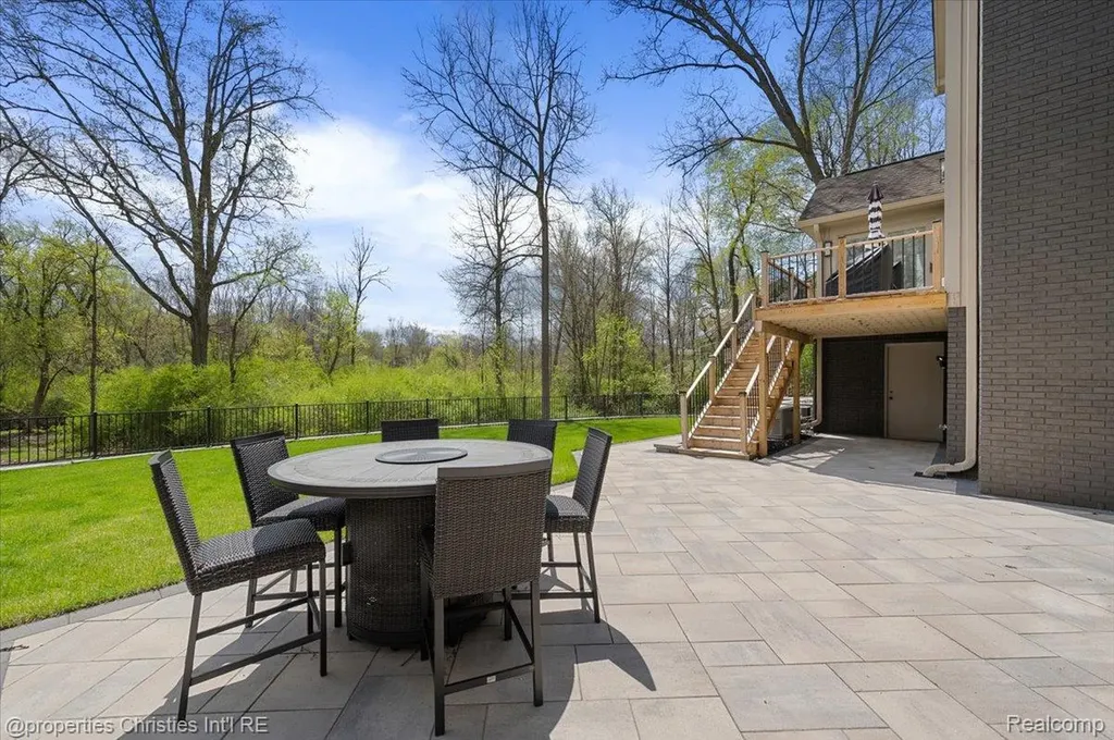 1071 Woodbridge Lane Oakland Charter Township MI 48306