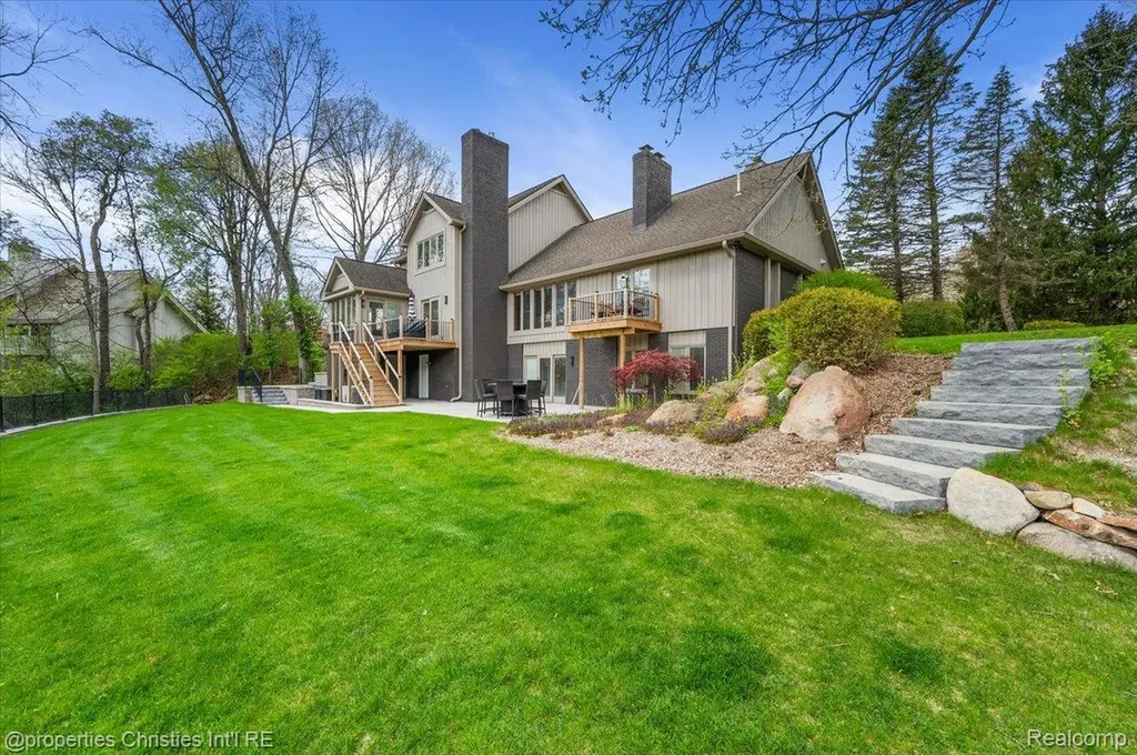 1071 Woodbridge Lane Oakland Charter Township MI 48306