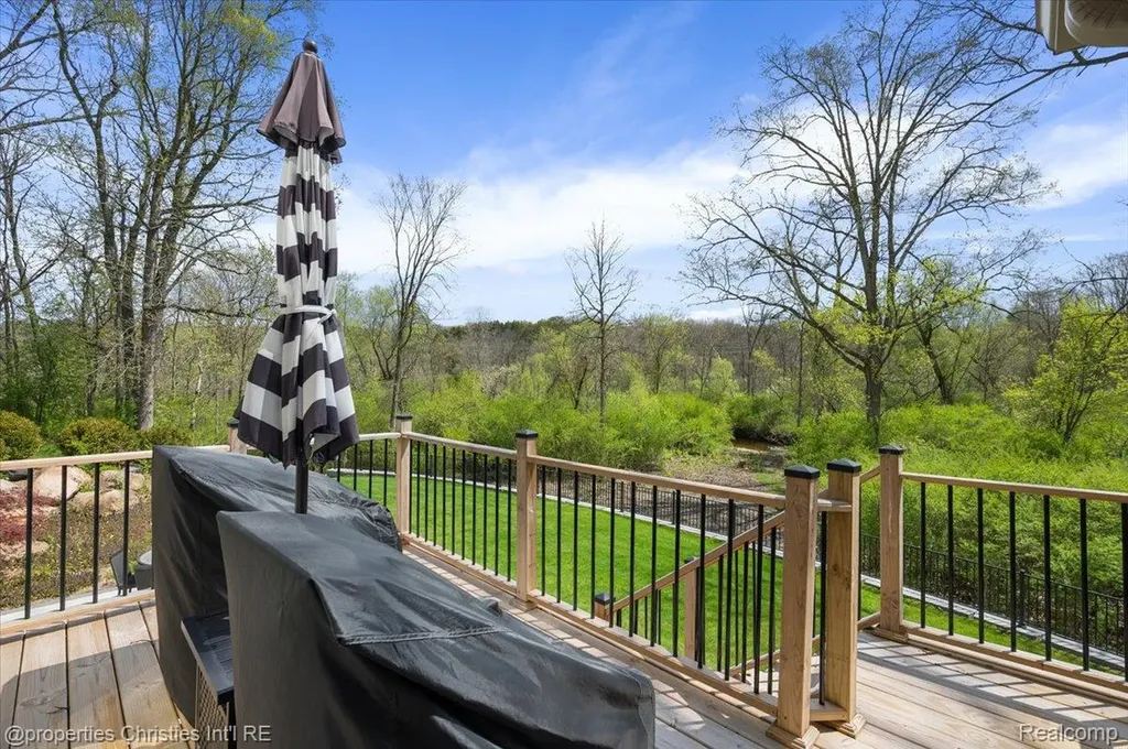 1071 Woodbridge Lane Oakland Charter Township MI 48306