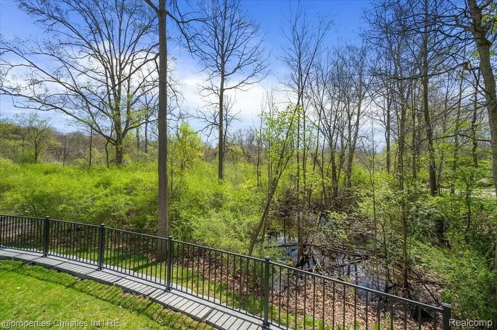 1071 Woodbridge Lane Oakland Charter Township MI 48306