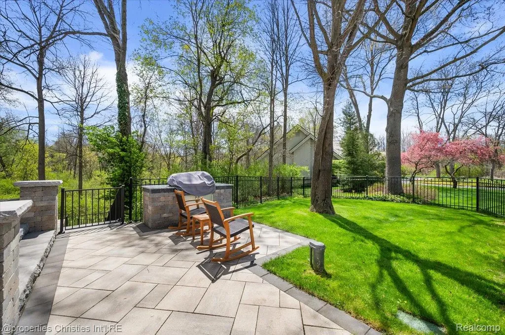 1071 Woodbridge Lane Oakland Charter Township MI 48306