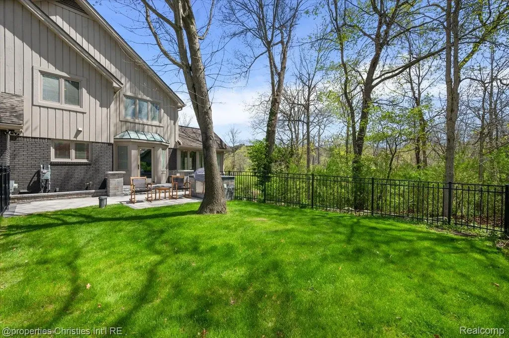 1071 Woodbridge Lane Oakland Charter Township MI 48306