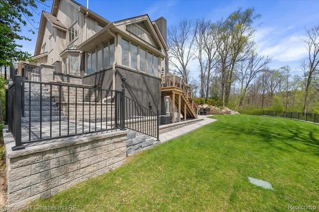 1071 Woodbridge Lane Oakland Charter Township MI 48306