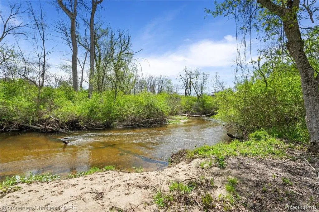 1071 Woodbridge Lane Oakland Charter Township MI 48306