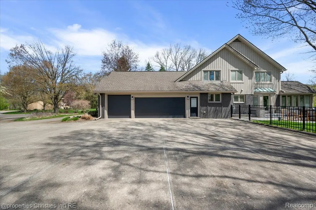 1071 Woodbridge Lane Oakland Charter Township MI 48306