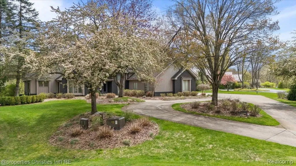 1071 Woodbridge Lane Oakland Charter Township MI 48306