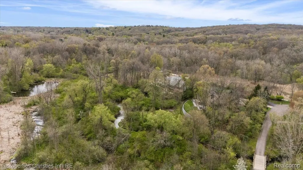1071 Woodbridge Lane Oakland Charter Township MI 48306