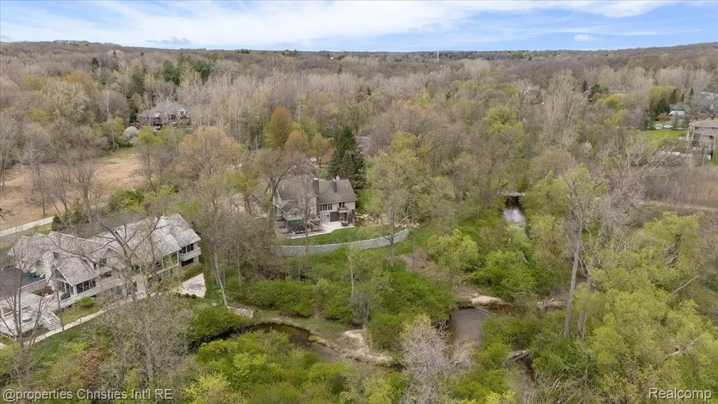 1071 Woodbridge Lane Oakland Charter Township MI 48306