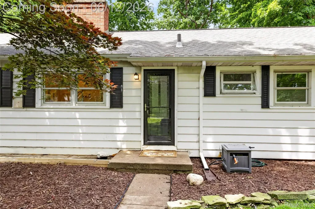 5831 Winans Drive Hamburg Township MI 48116
