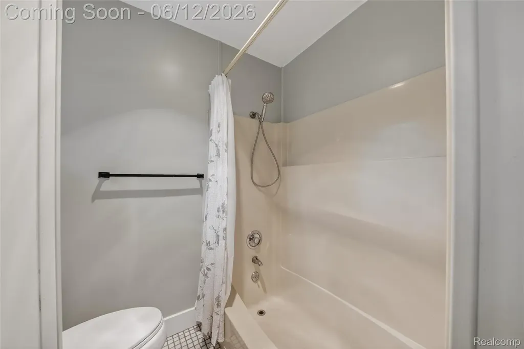 5831 Winans Drive Hamburg Township MI 48116
