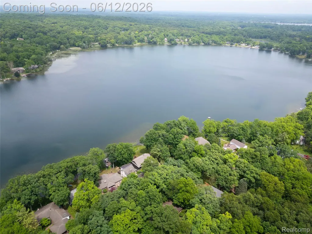 5831 Winans Drive Hamburg Township MI 48116