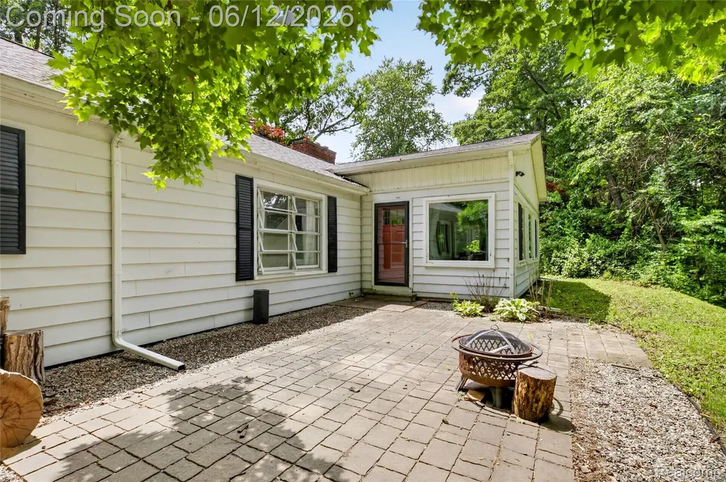 5831 Winans Drive Hamburg Township MI 48116