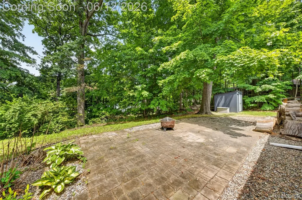 5831 Winans Drive Hamburg Township MI 48116