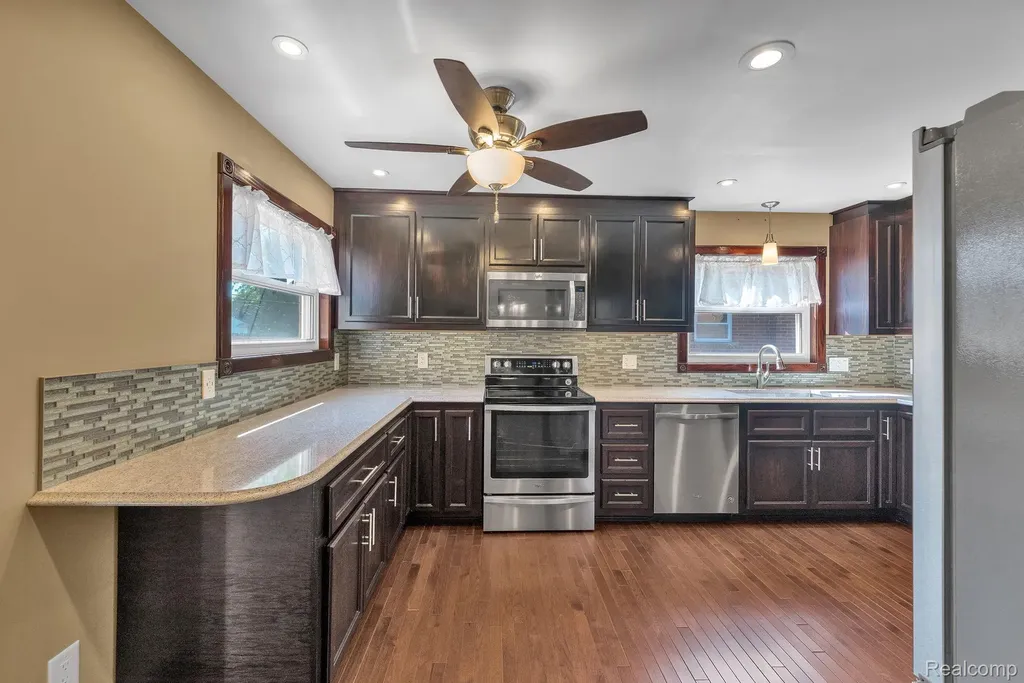 26637 Clairview Drive Dearborn Heights City MI 48127