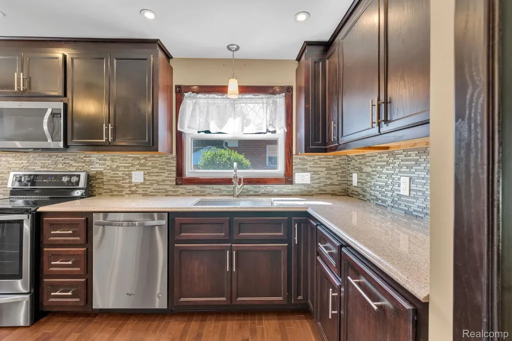 26637 Clairview Drive Dearborn Heights City MI 48127