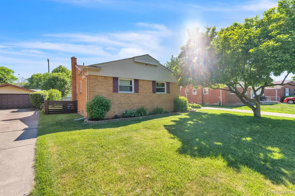 26637 Clairview Drive Dearborn Heights City MI 48127