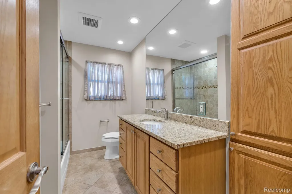 26637 Clairview Drive Dearborn Heights City MI 48127