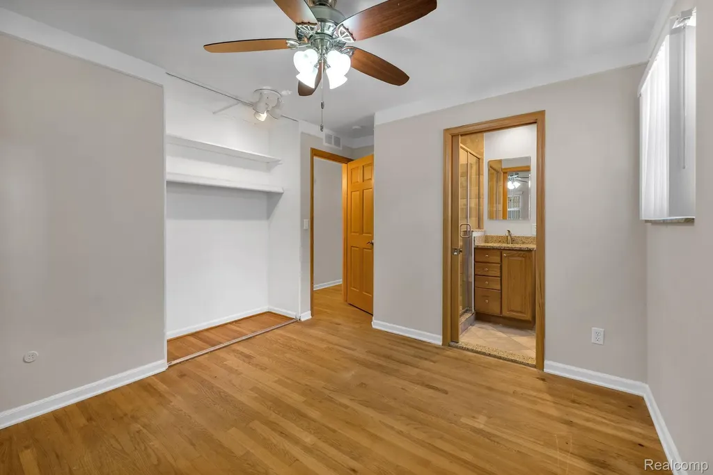 26637 Clairview Drive Dearborn Heights City MI 48127
