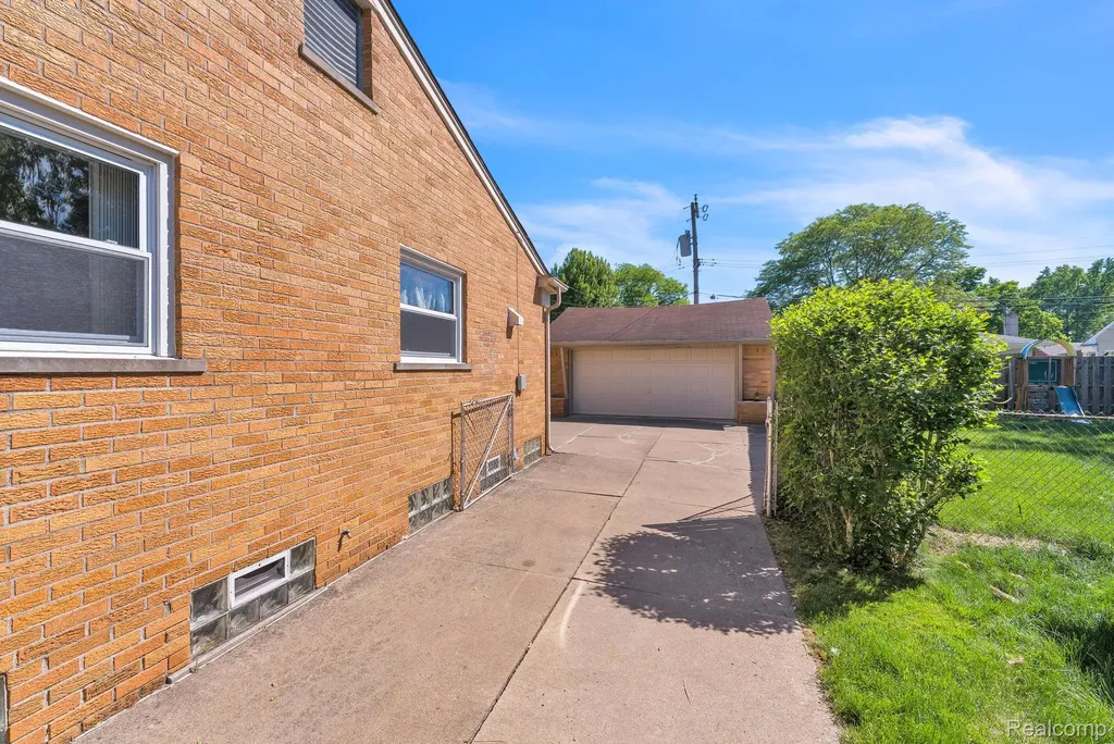 26637 Clairview Drive Dearborn Heights City MI 48127