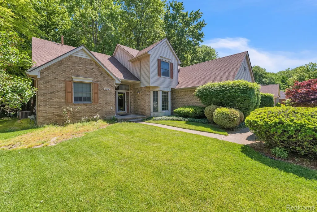 43746 Via Antonio Drive Sterling Heights City MI 48314