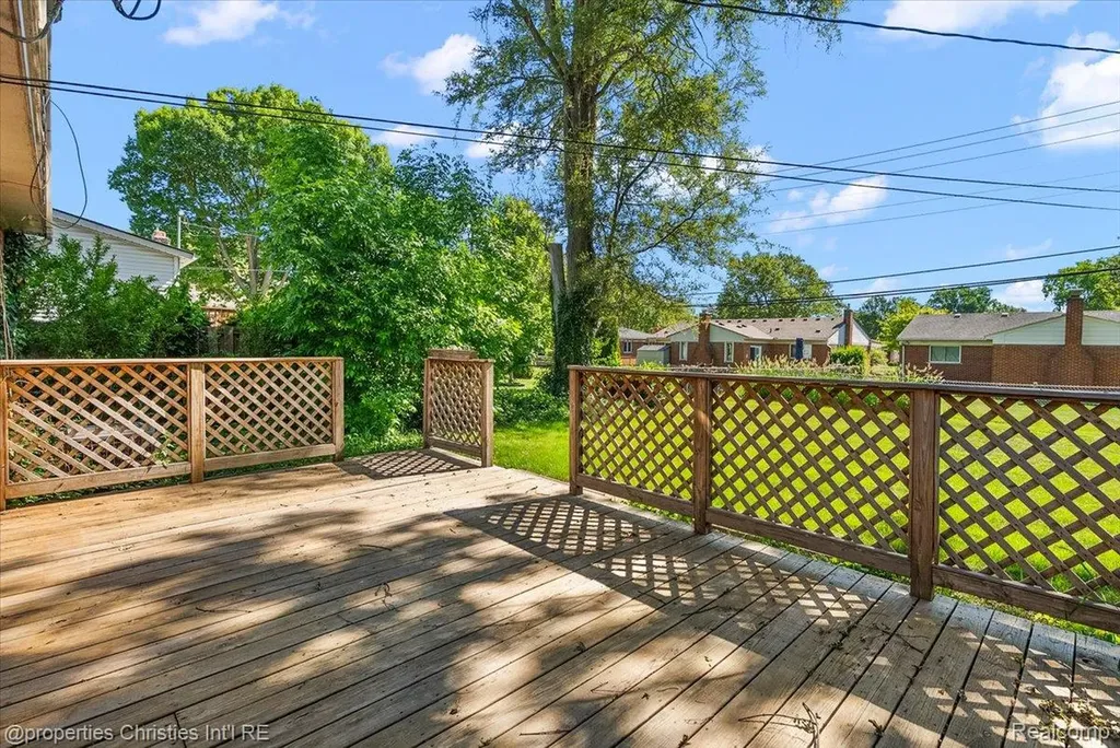 15602 Comstock Street Livonia City MI 48154