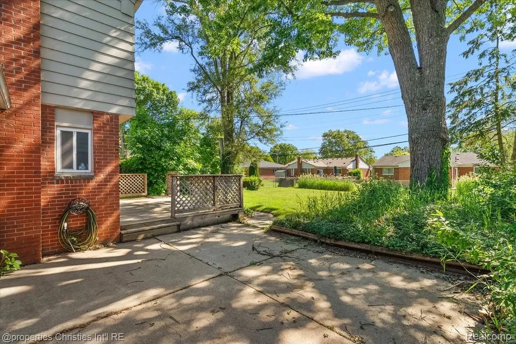 15602 Comstock Street Livonia City MI 48154