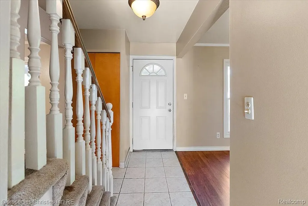 15602 Comstock Street Livonia City MI 48154