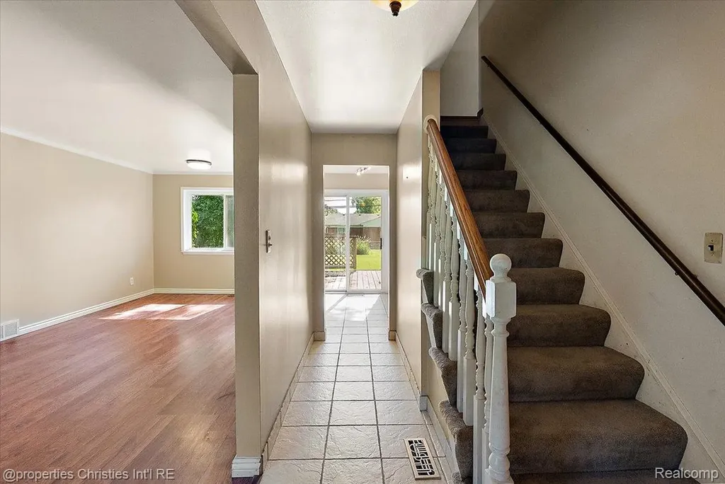 15602 Comstock Street Livonia City MI 48154