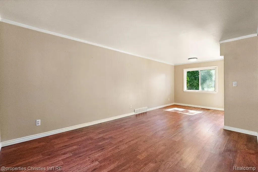 15602 Comstock Street Livonia City MI 48154