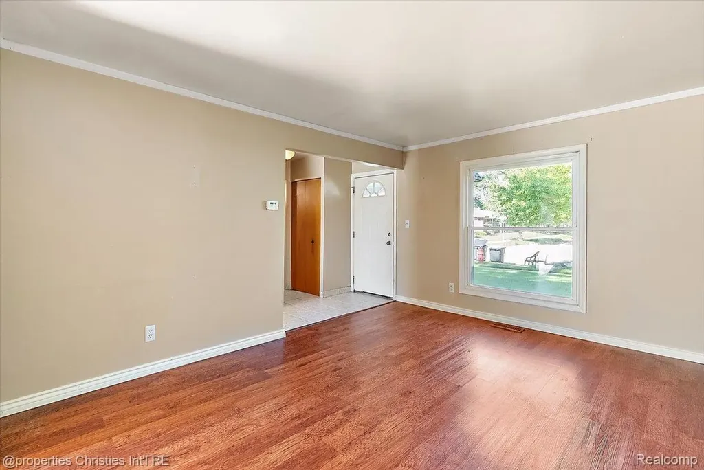 15602 Comstock Street Livonia City MI 48154