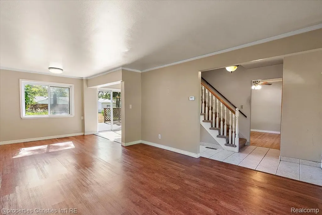 15602 Comstock Street Livonia City MI 48154