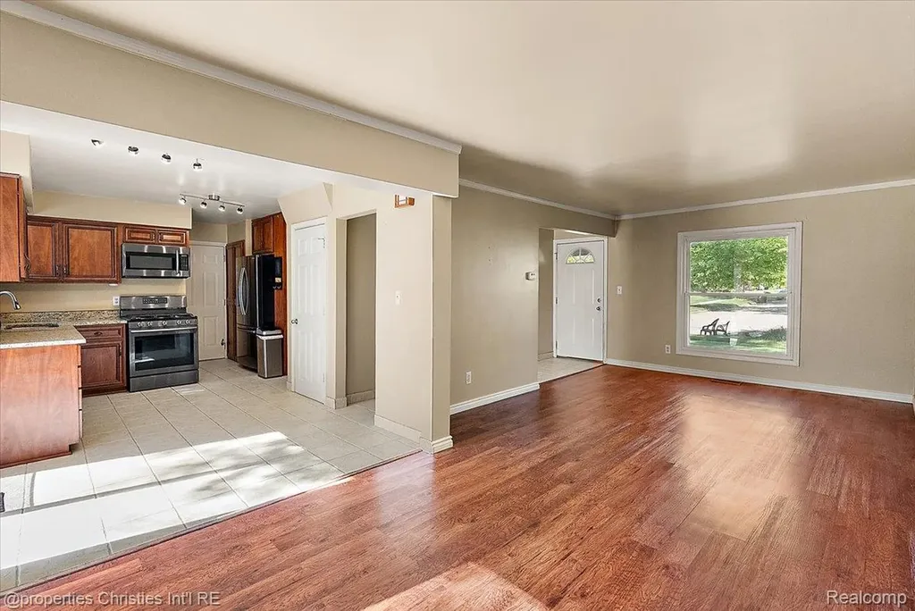 15602 Comstock Street Livonia City MI 48154