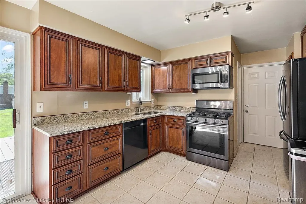 15602 Comstock Street Livonia City MI 48154