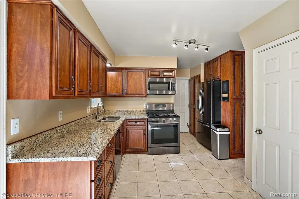 15602 Comstock Street Livonia City MI 48154