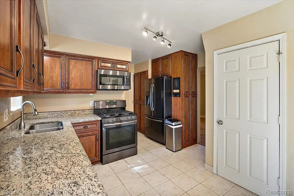 15602 Comstock Street Livonia City MI 48154