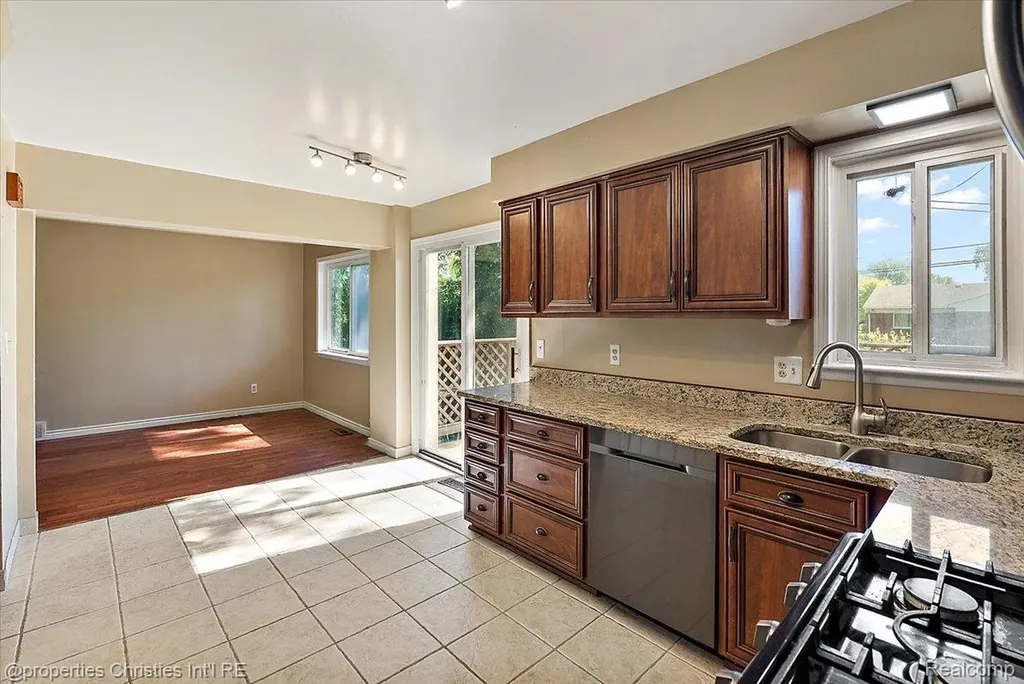 15602 Comstock Street Livonia City MI 48154