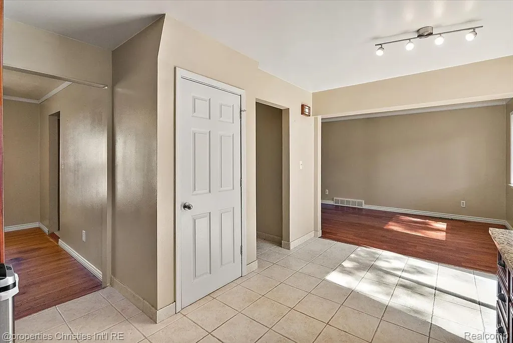 15602 Comstock Street Livonia City MI 48154