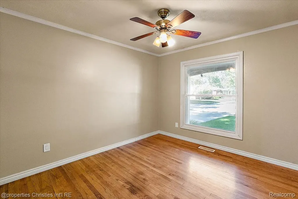 15602 Comstock Street Livonia City MI 48154