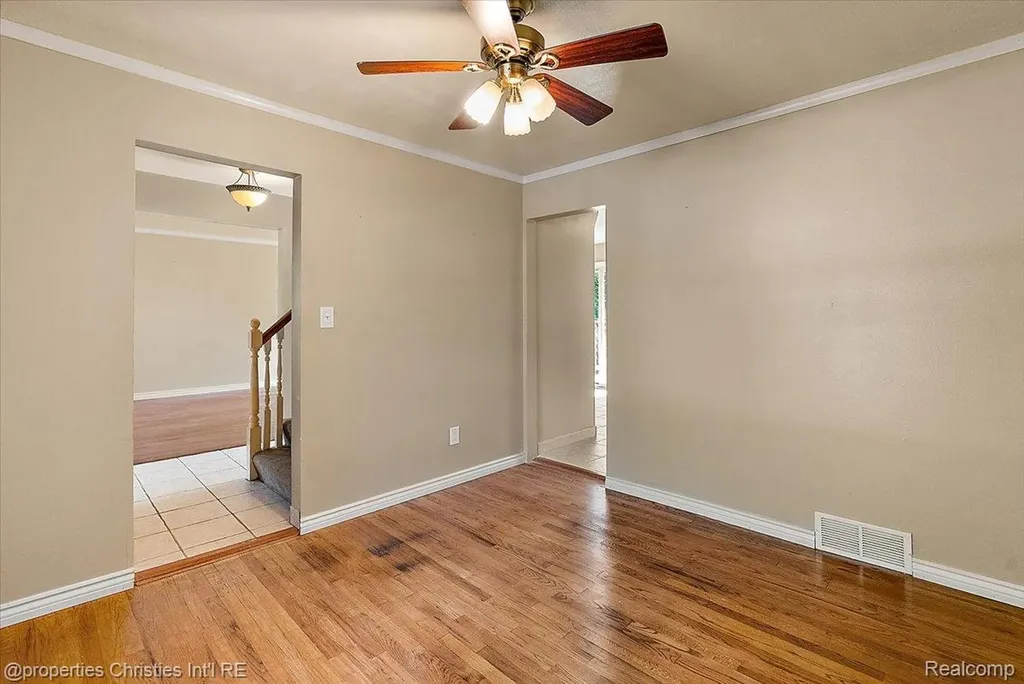 15602 Comstock Street Livonia City MI 48154