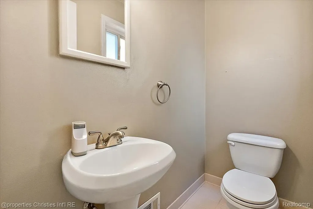 15602 Comstock Street Livonia City MI 48154