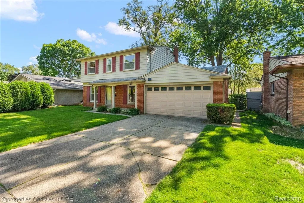 15602 Comstock Street Livonia City MI 48154